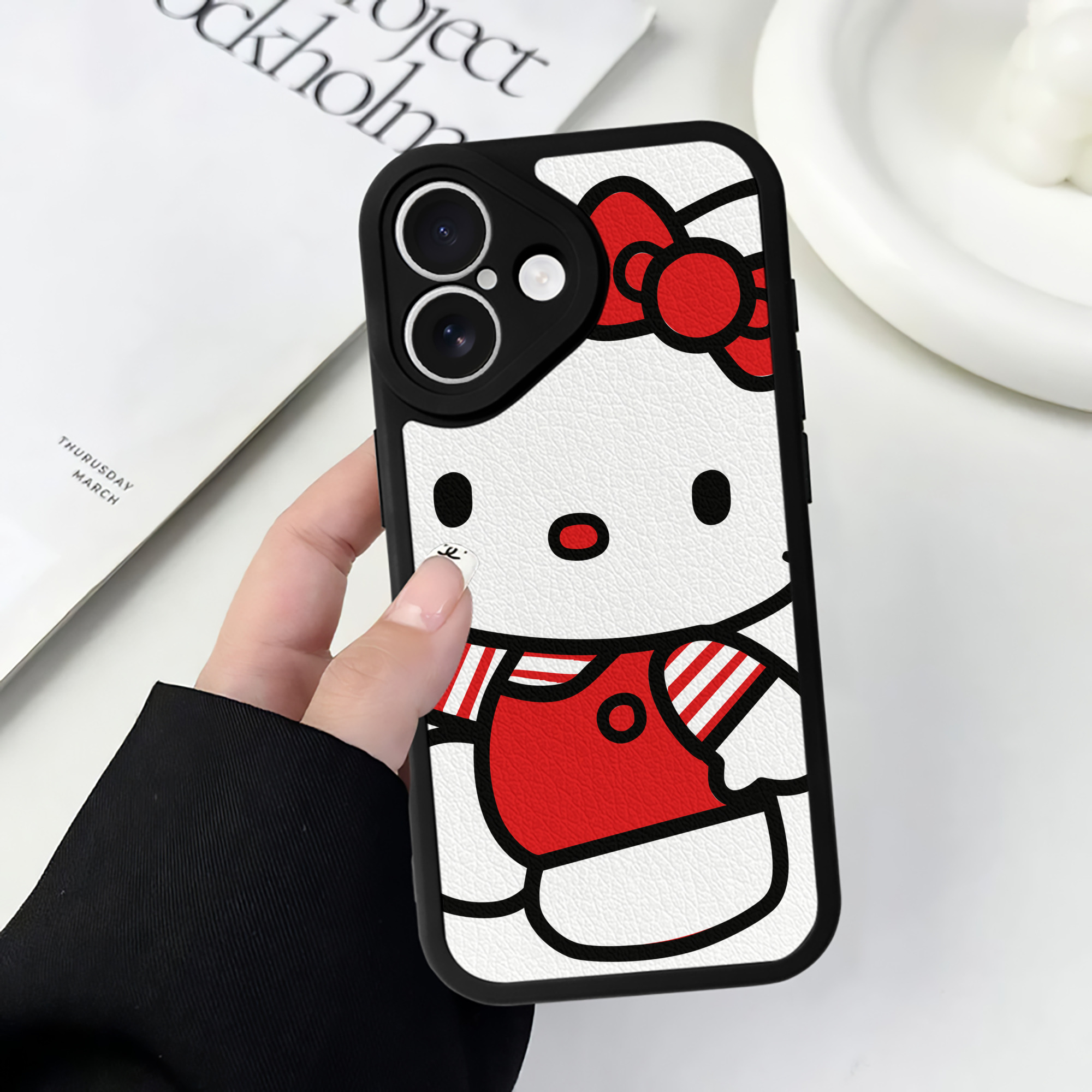 （画像用） Hello Kitty ハローキティ 【iPhone 16シリーズ対応】シリコンスマホケース（レザー調） 材質：シリコン